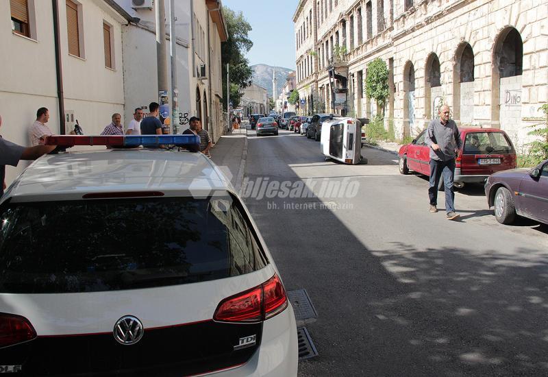 Mostar: Udario u parkirano vozilo pa se izvrnuo na bok