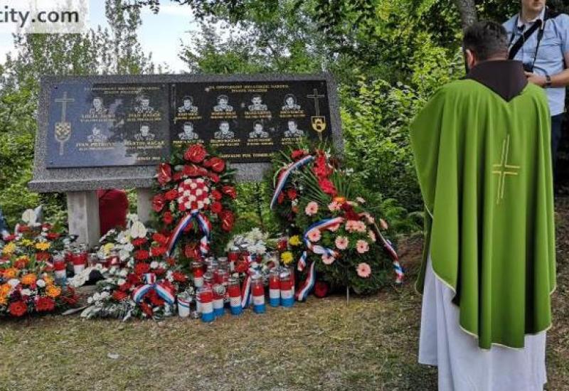  - Otkrivena spomen ploča hrvatskim braniteljima stradalim na jablaničkoj bojišnici