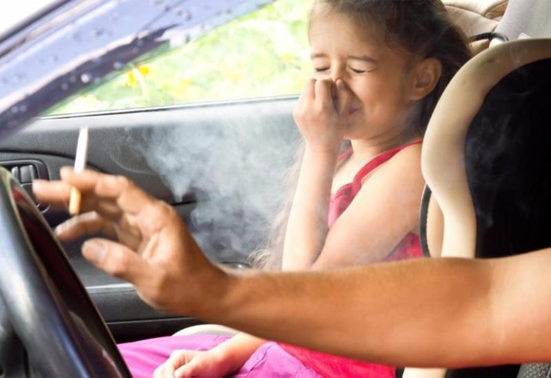 Roditelji koji budu pušili u automobilu kojim prevoze djecu plaćat će 100 KM kazne