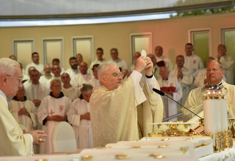 Nadbiskup Hoser na misi u Međugorju - Misnim slavljem u Međugorju svečano dočekan mons. Henryk Hoser