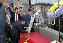  Skokom i spuštanjem cvijeća u Neretvu obilježena 14 godišnjica obnove Starog mosta