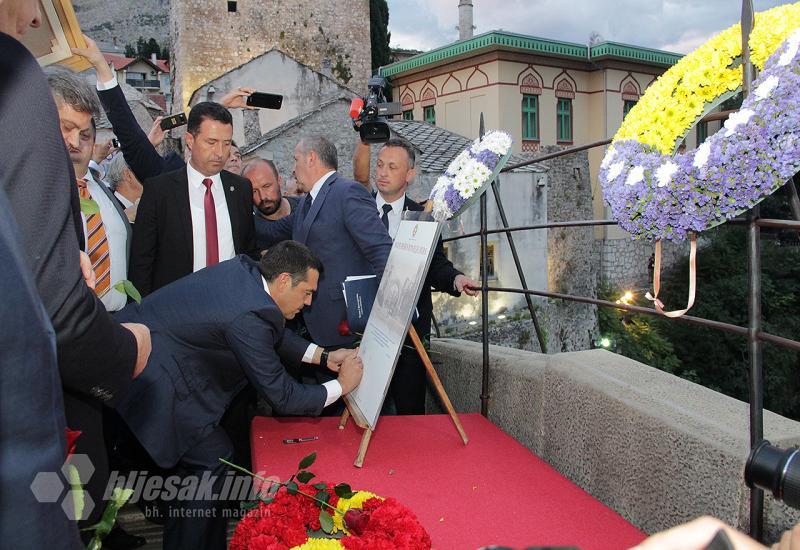  Skokom i spuštanjem cvijeća u Neretvu obilježena 14 godišnjica obnove Starog mosta