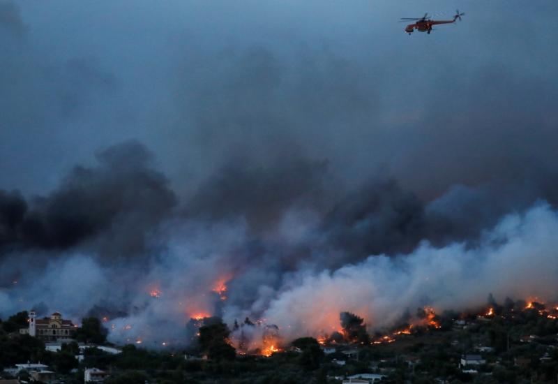 Četiri sela na grčkom otoku Evia evakuirana zbog požara
