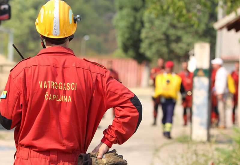 Čapljina: Vatrogasci pilali drva za socijalno ugroženu osobu