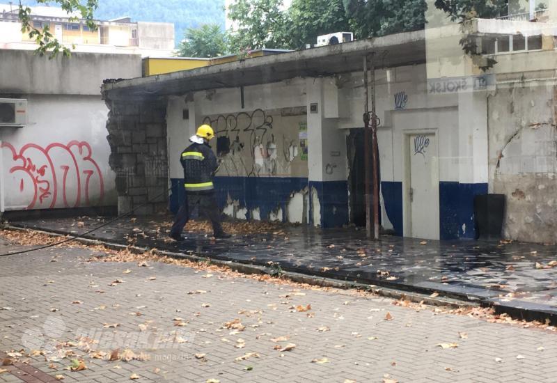 Požar u napuštenom objektu - Posljedice nevremena u Mostaru: Vatrogasci spašavali poplivale objekte