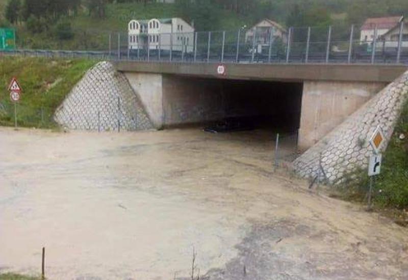 BiH: Vodena bujica nosila automobile, proglašeno stanje prirodne nesreće