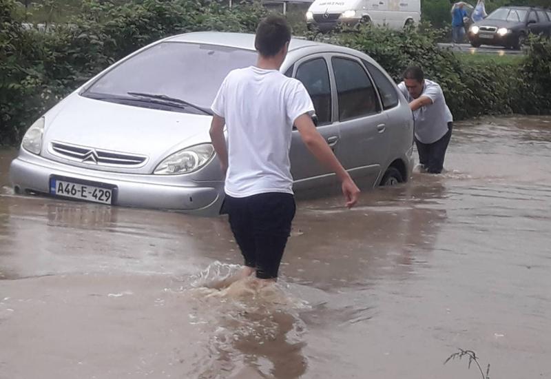 BiH: Vodena bujica nosila automobile, proglašeno stanje prirodne nesreće