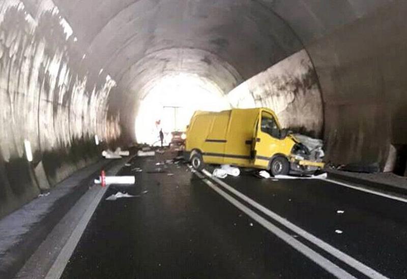 Detalj s mjesta teške prometne nesreće u tunelu Bjeliš - Dvoje mrtvih u teškoj nesreći u tunelu kod Olova