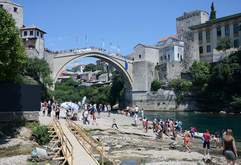 Publika željno iščekuje skokove - Za skokove sa Starog mosta prijavljena 42 natjecatelja, među kojima dva maloljetnika