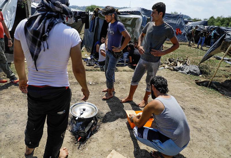 Migranti spremaju ručak - Teški uvjeti u migrantskom kampu: Ljudi u BiH su dobri, ali želimo ići dalje