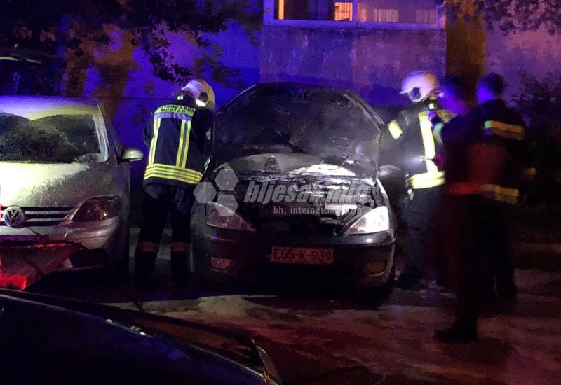 Mostar: Požar na automobilu, brzom intervencijom vatrogasci spriječili širenje vatre