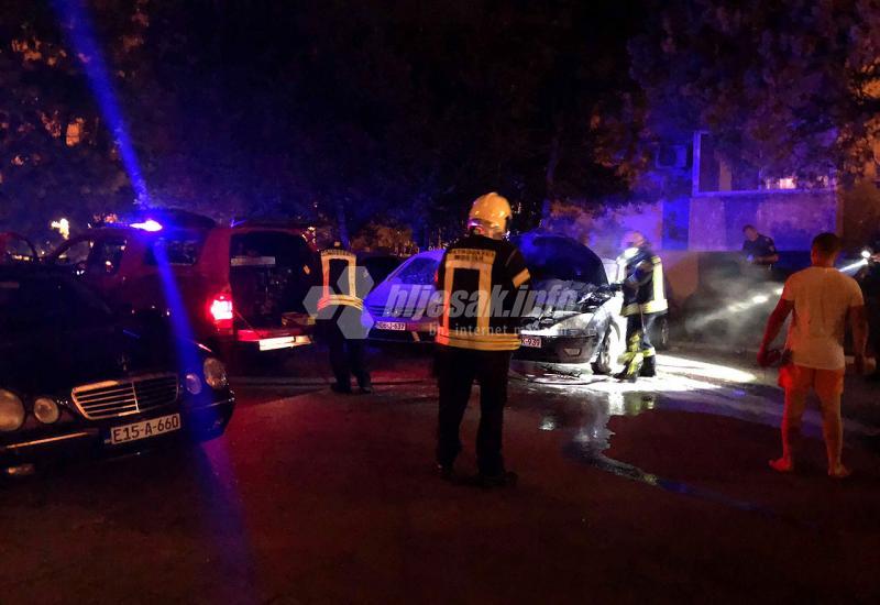 Požar na automobilu u Franjevačkoj ulici u Mostaru - Mostar: Požar na automobilu, brzom intervencijom vatrogasci spriječili širenje vatre
