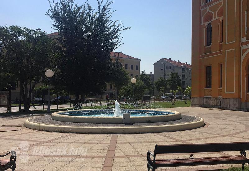 Fontana ispred Gimnazije Mostar - Mostar: Očišćena fontana ponovno u funkciji
