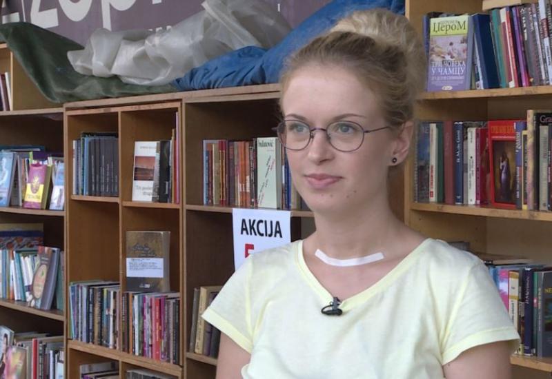 Galina-Marija Vukajlović  - I ovo je BiH: Studentica generacije prodaje knjige na ulici