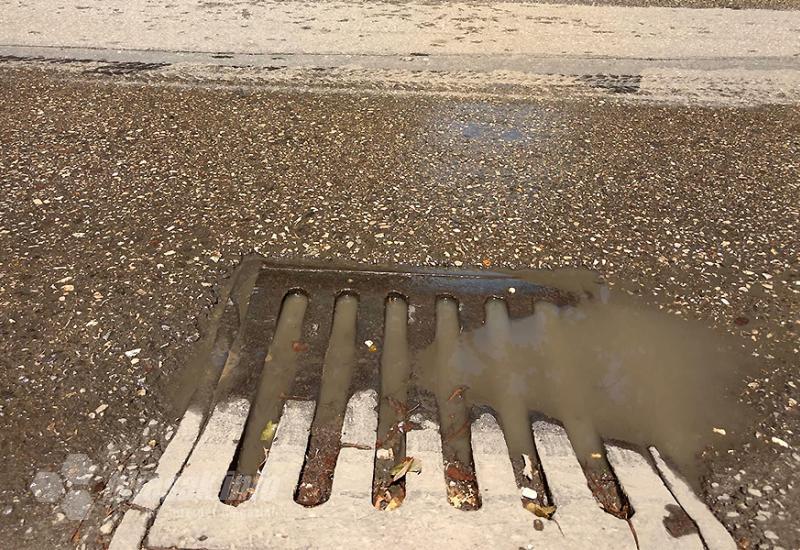 Fekalije su se razlile Ulicom Petra Krešimira IV u Mostaru - Kaos u Mostaru: Kanalizacija pliva ulicama!