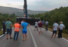 VIDEO | Dizalicom izvučen prevrnuti autobus na cesti Mostar-Stolac