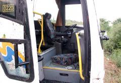 VIDEO | Dizalicom izvučen prevrnuti autobus na cesti Mostar-Stolac