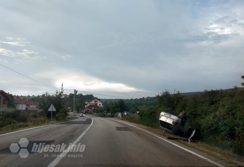Prometna nesreća - Mostar – Stolac: Golf završio na krovu