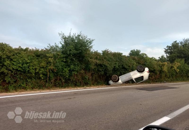 Prometna nesreća  - Mostar – Stolac: Golf završio na krovu