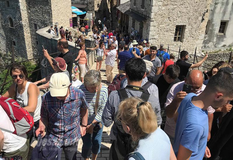 Turisti na Starom mostu - Turisti u Mostaru sve više iznajmljuju 
