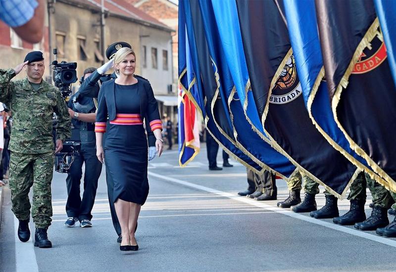 Hrvatska predsjednica na proslavi u Kninu - Knin: Podignuta zastava na tvrđavi, hrvatski i izraelski MIG-ovi nadletjeli proslavu