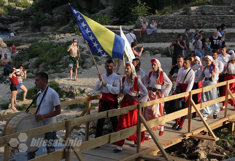 Folklor BiH i regije 'protutnjao' Mostarom
