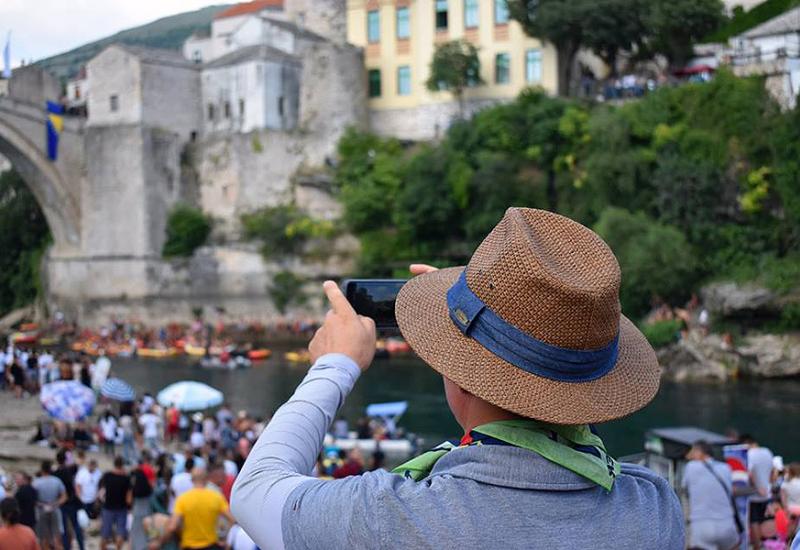 Turist ispod Starog mosta - Mostar sprema bogat program za turiste