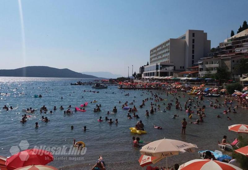 Neum ''krcat'' gostima: Plaže i smještajni kapaciteti puni, automobili blokiraju grad