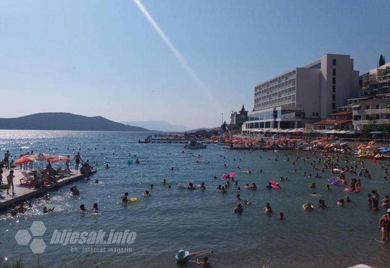 Neum ''krcat'' gostima: Plaže i smještajni kapaciteti puni, automobili blokiraju grad