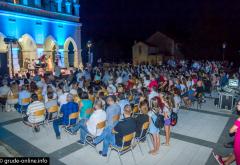 Ispred crkve u Grudama održan koncert ''Pod zvijezdama''