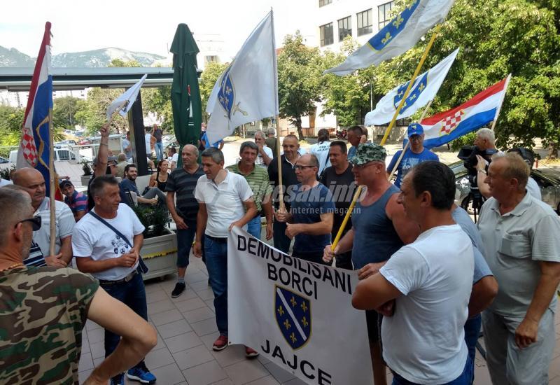 U Mostar su stigli demobilizirani borci i iz Jajca - VIDEO | Branitelji iz Sarajeva stigli u Mostar: Padaju ozbiljne prijetnje!