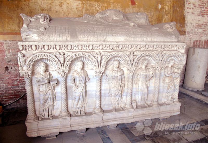 Jedan od sarkofaga u Monumentalnom groblju - Pisa, grad Kosog tornja, relikvija 11 apostola i trna iz Isusove krune
