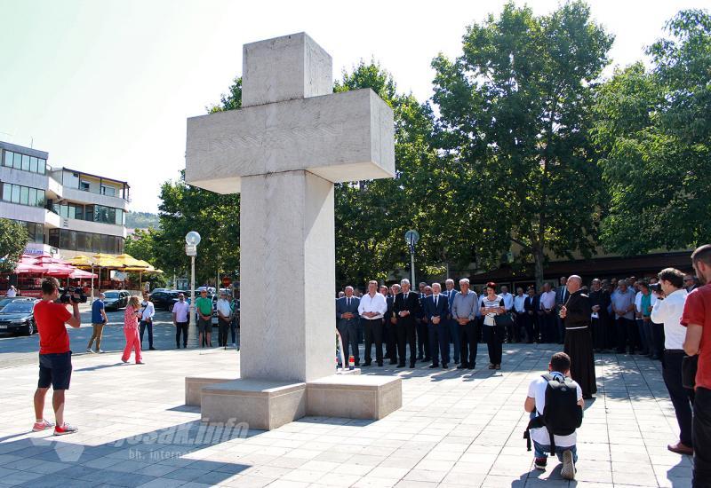 Polaganje vijenaca na Trgu širokobrijeških žrtava - Široki Brijeg slavi svoj dan: Na svečanoj sjednici dodijeljena javna priznanja