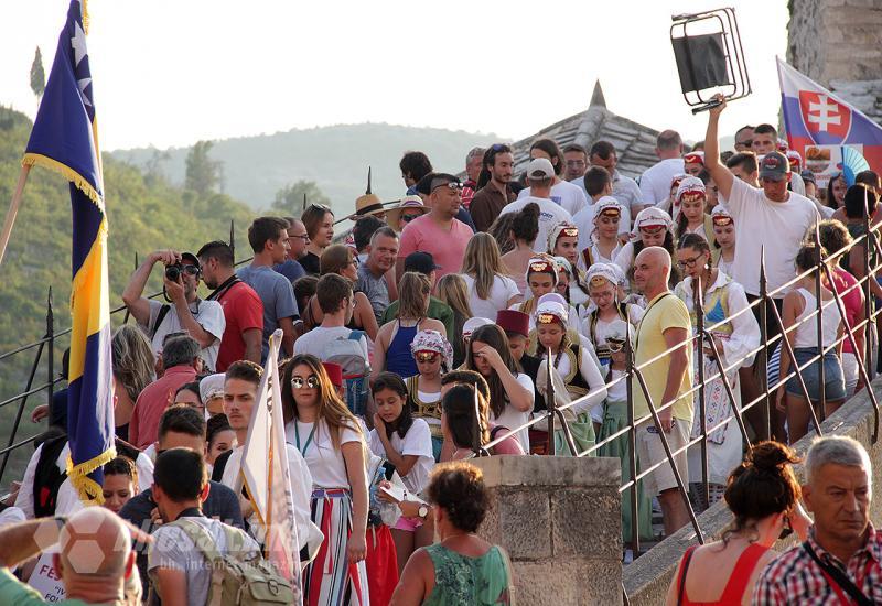 Defile kroz Stari grad u Mostaru - Održan internacionalni festival 