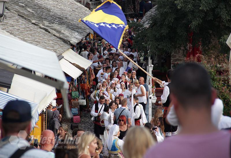 Defile kroz Stari grad u Mostaru - Održan internacionalni festival 