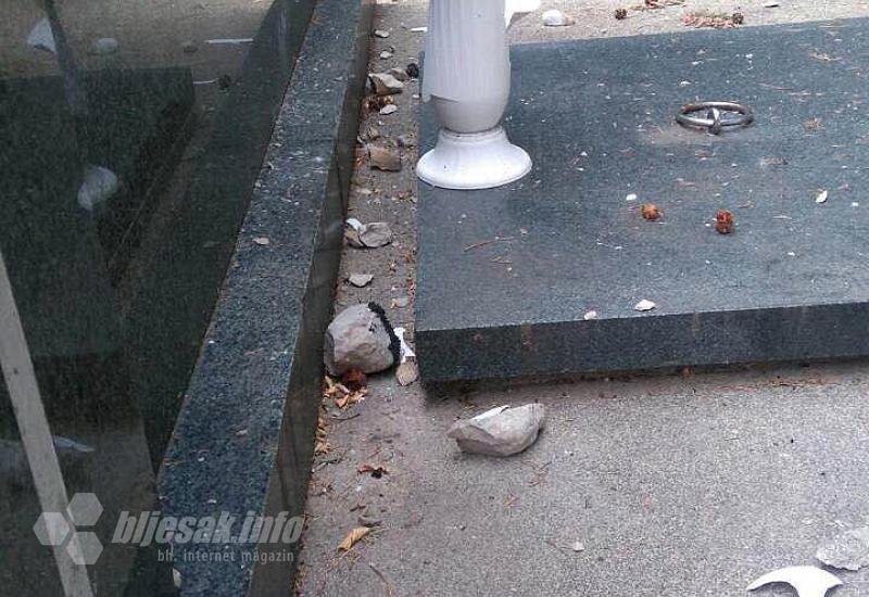 Na grob je bačeno kamenje - Mostar: Vandali uništili spomenik na groblju