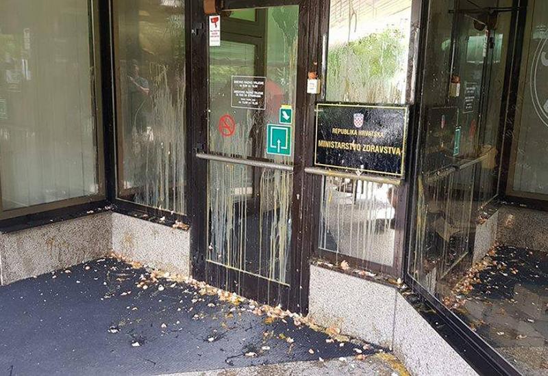 Građani jajima zasuli vrata Ministarstva zdravstva - Ministar tvrdi da nije odgovoran; građani jajima zasuli vrata Ministarstva zdravstva