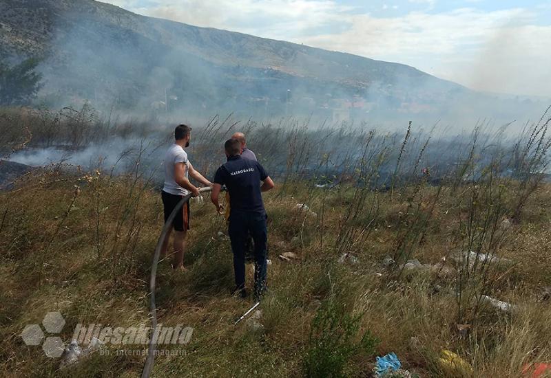Mostar: Požar u naselju Karašebeš