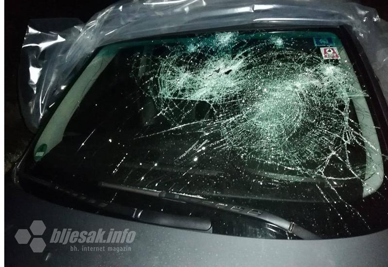 Razbijeno vjetrobransko staklo na BMW-u - Tučnjava u Posušju: Dvoje ozlijeđenih, oštećen automobil