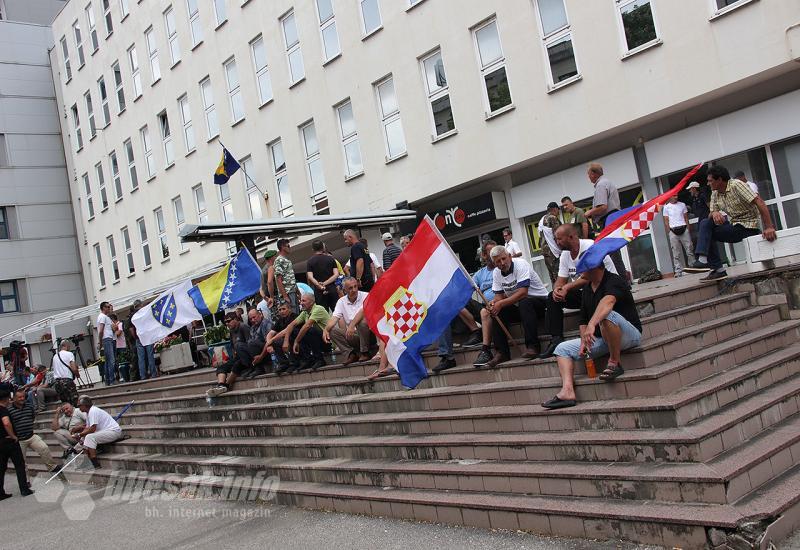 Borci pred zgradom Vlade FBIH u Mostaru - Branitelji najavljuju nove prosvjede i blokadu BiH