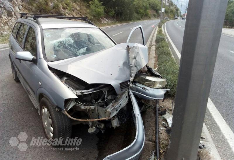  - Mostar: Automobil se zabio u banderu, ima i ozlijeđenih