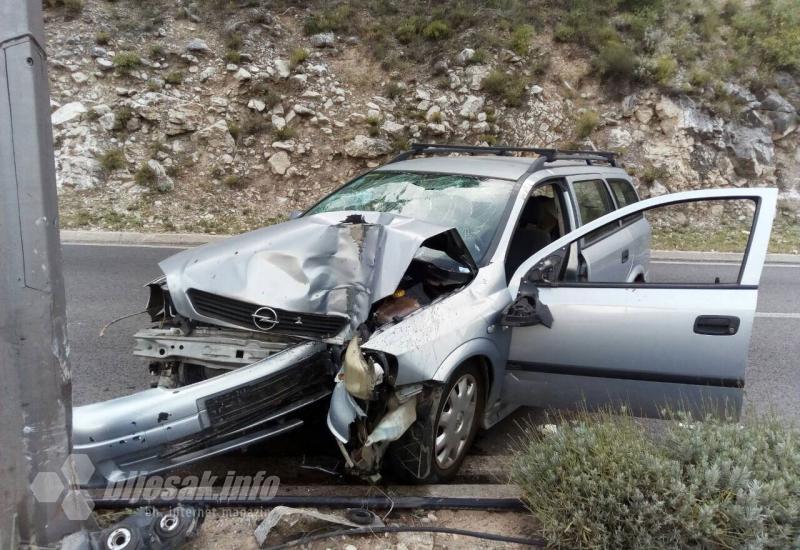  - Mostar: Automobil se zabio u banderu, ima i ozlijeđenih