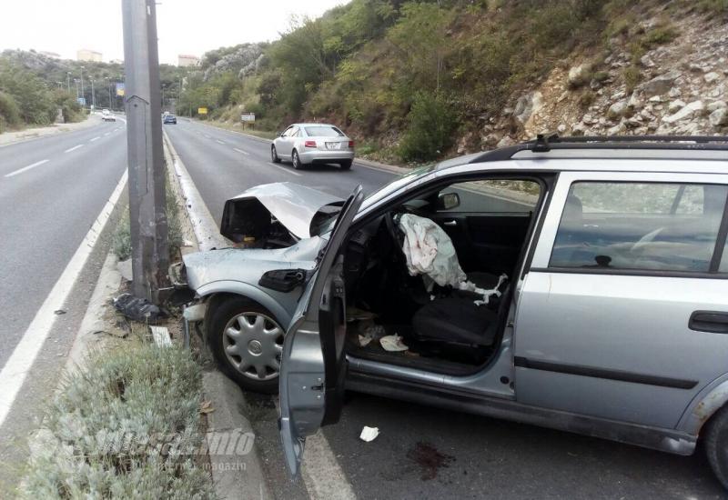  - Mostar: Automobil se zabio u banderu, ima i ozlijeđenih