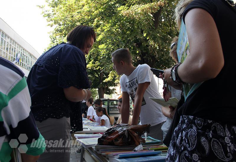 Detalj održanog sajma razmjene školskih knjiga - Mostar: Osnovci pomogli vršnjacima