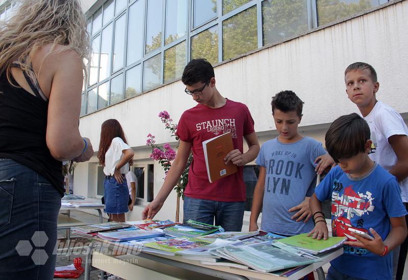 Detalj održanog sajma razmjene školskih knjiga - Mostar: Osnovci pomogli vršnjacima