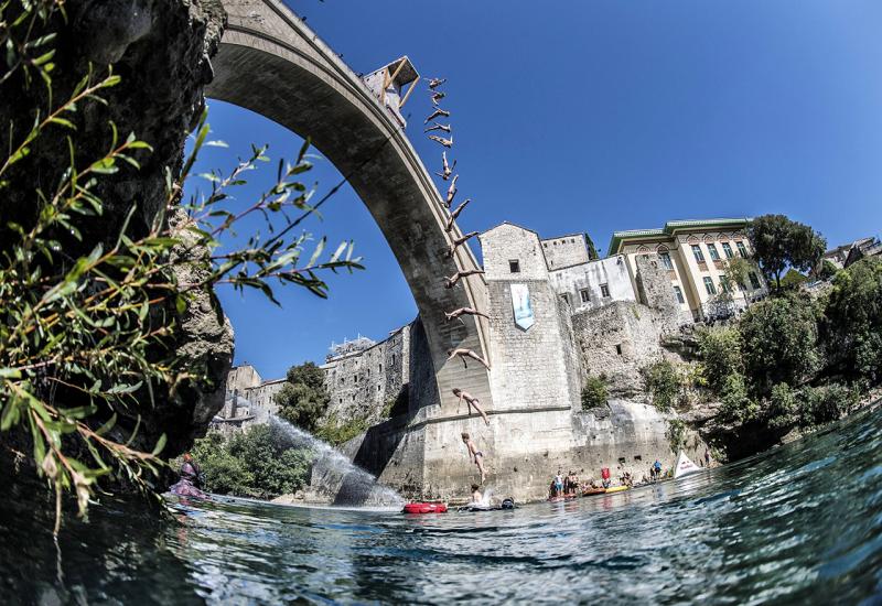 Red Bull Cliff Diving u Mostaru - Pogledajte najbolje trenutke Red Bull Cliff Divinga u Mostaru