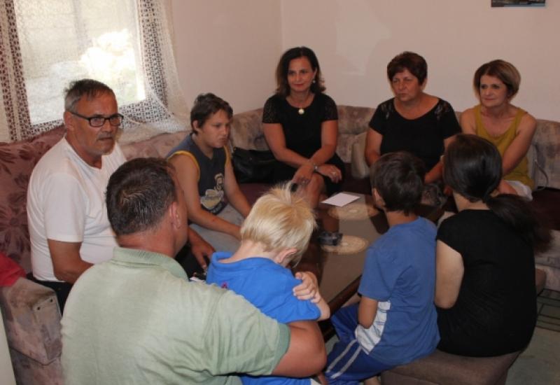 Posjet obitelji u Doljanima - HNŽ: Šest obitelji dobilo po 500 KM pomoći