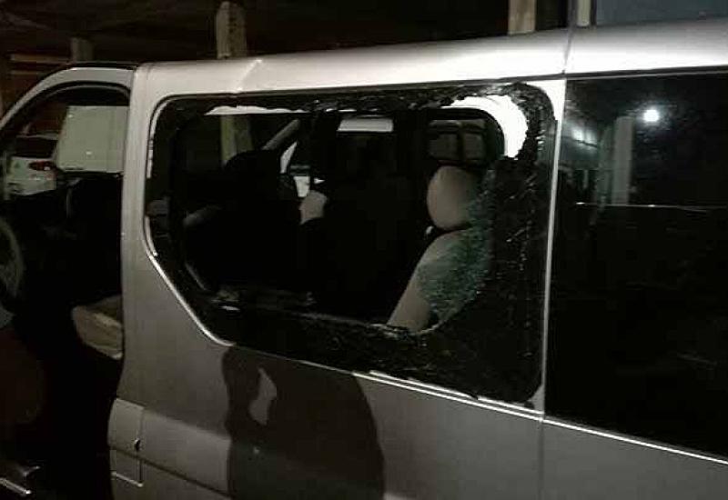 Na kombiju je nastala materijalna šteta - Konjic: Deset maskiranih napadača napalo ekipu BHRT-a