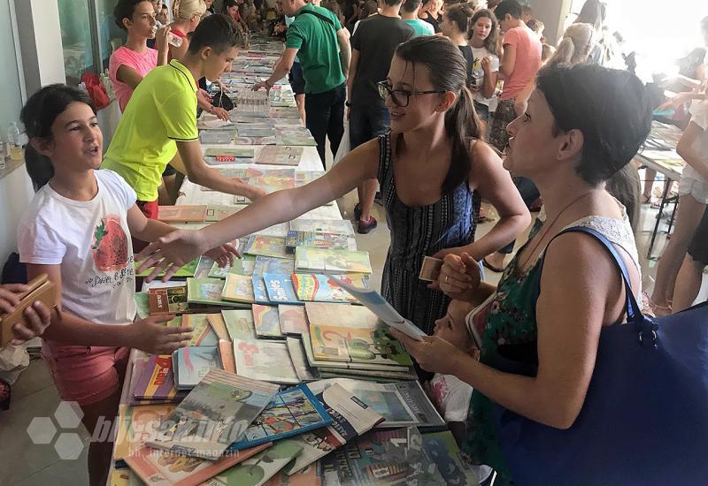 Razmjena udžbenika u Mostaru - Mostar: Velik broj roditelja i školaraca na razmjeni udžbenika