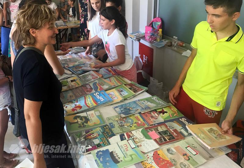 Mostar: Velik broj roditelja i školaraca na razmjeni udžbenika